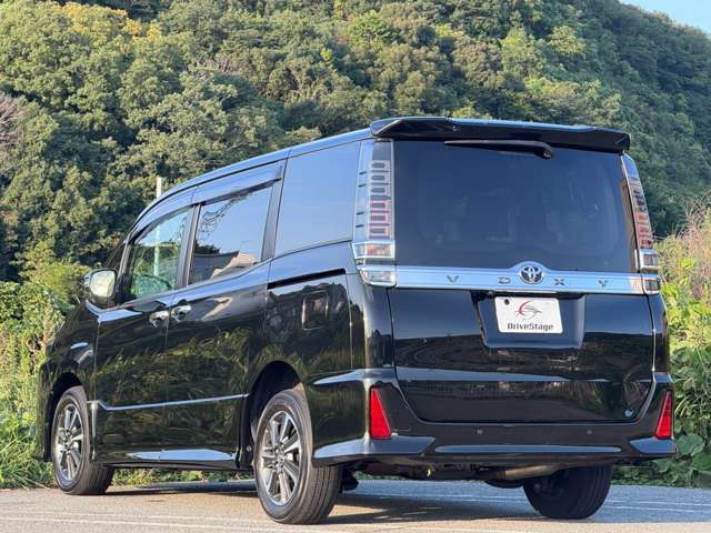 Toyota Voxy 4