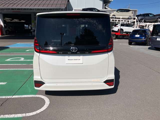 Toyota Noah 10