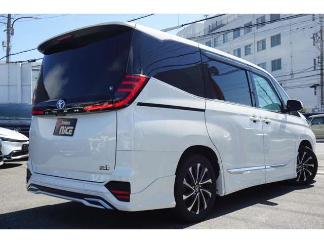 Toyota Noah 7