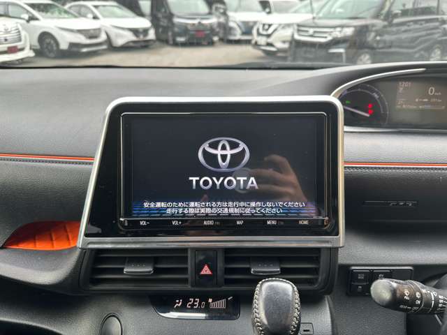 Toyota Sienta 4