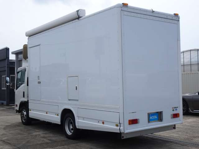 Isuzu Elf 8