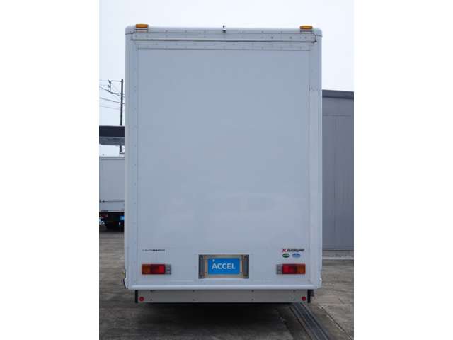 Isuzu Elf 9