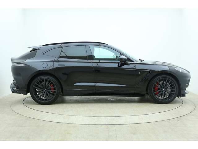 Aston Martin DBX 5