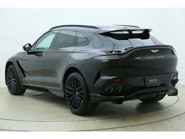 Aston Martin DBX 8