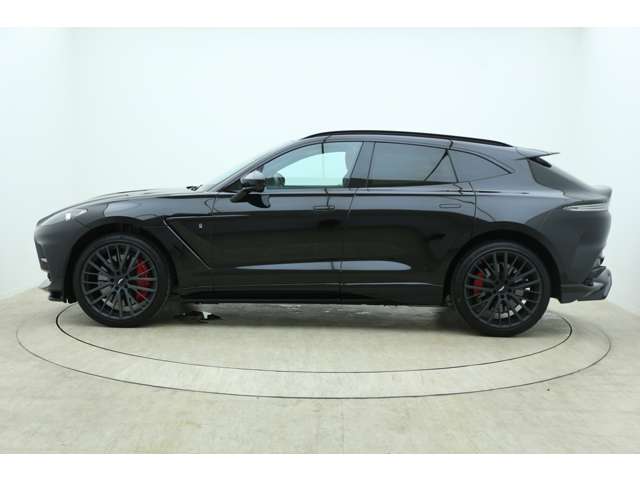 Aston Martin DBX 9