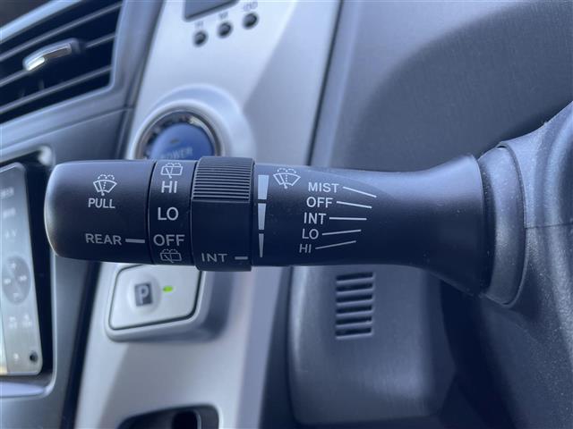 Toyota Prius α 11