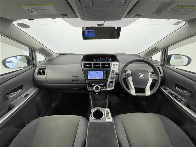 Toyota Prius α 3