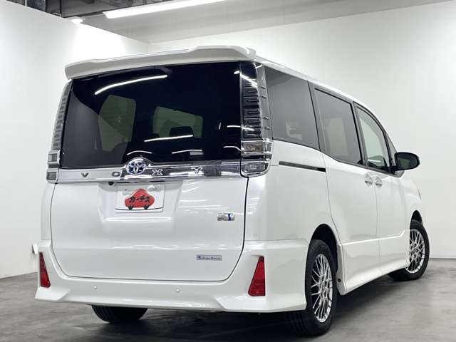 Toyota Voxy 2