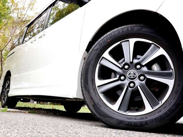 Toyota Voxy 11
