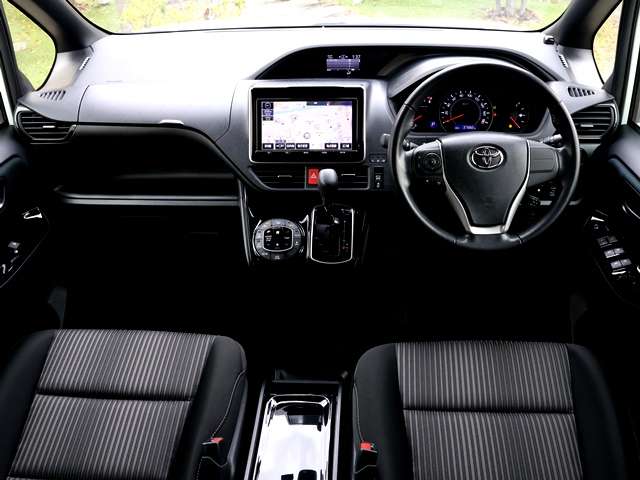 Toyota Voxy 12
