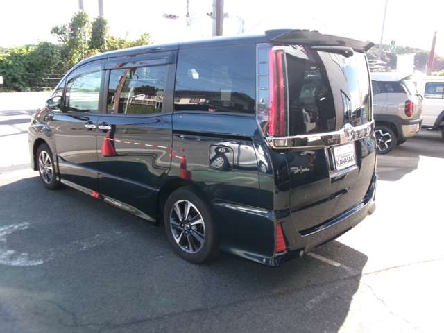 Toyota Noah 4