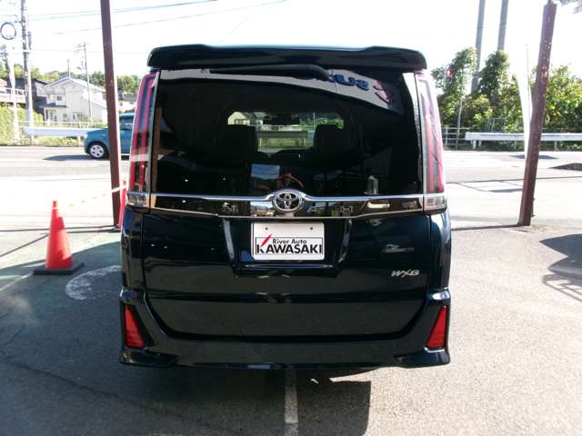 Toyota Noah 5