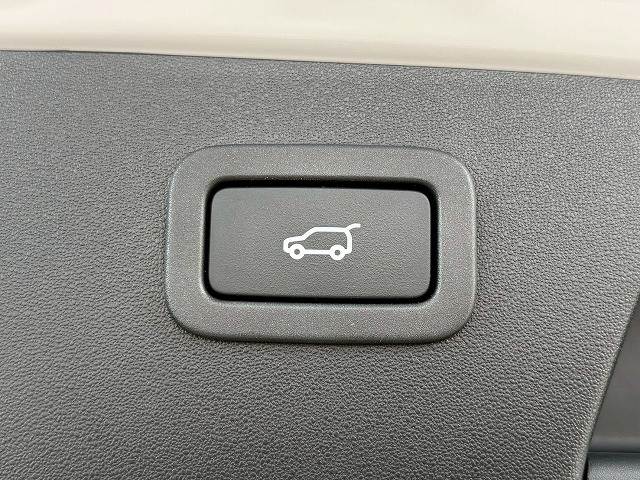 Jaguar E-Pace 11