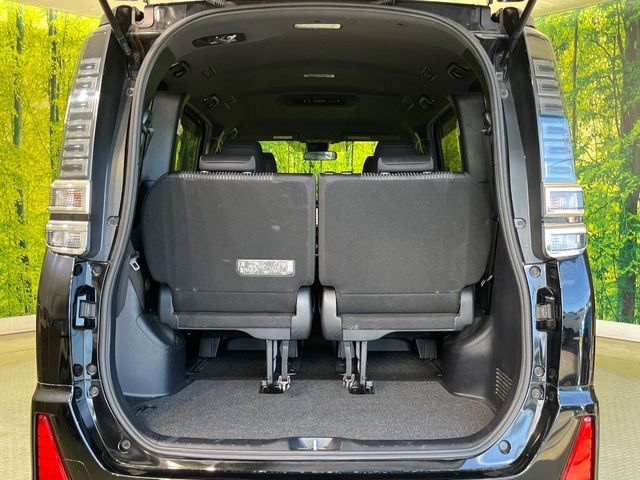 Toyota Voxy 11