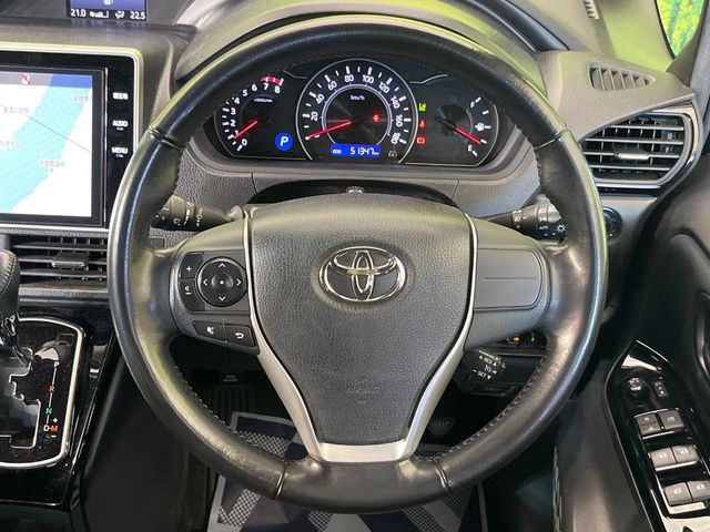 Toyota Voxy 12