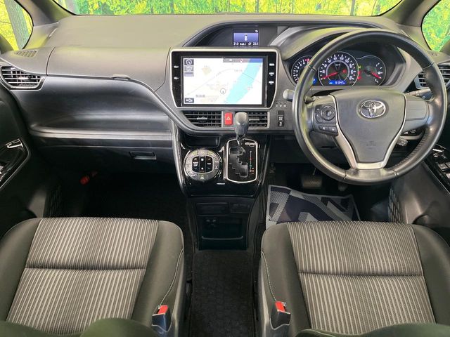Toyota Voxy 2
