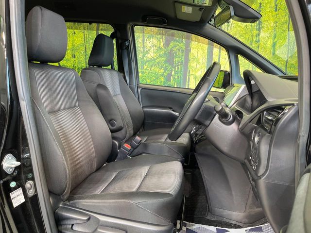 Toyota Voxy 8