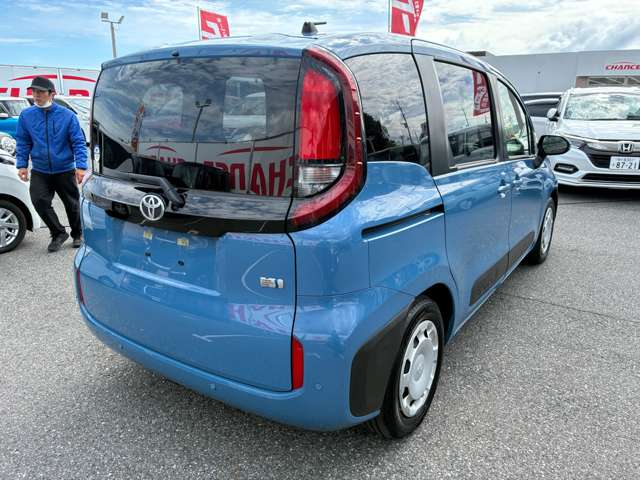 Toyota Sienta 11