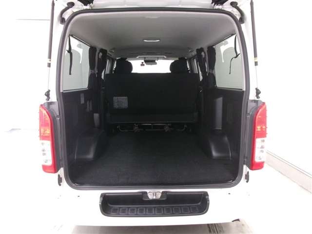 Toyota Hiace Van 9