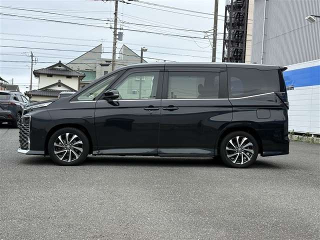 Toyota Voxy 4