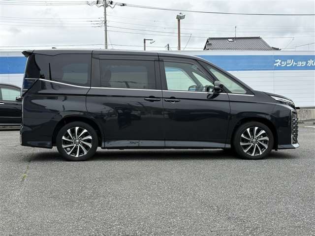 Toyota Voxy 8