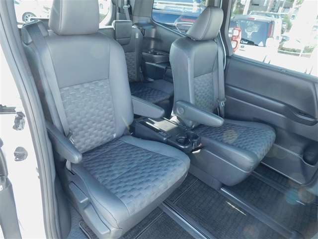 Toyota Voxy 8