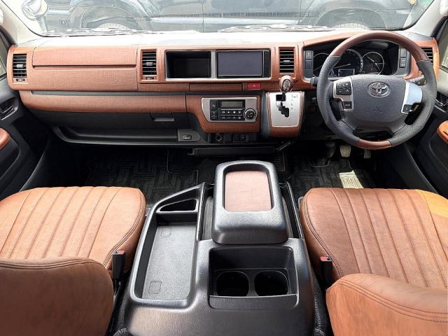 Toyota Hiace 2