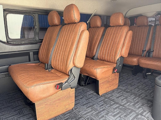 Toyota Hiace 7