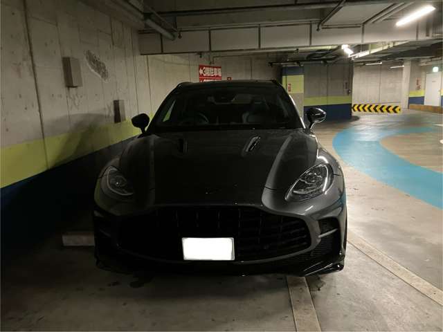 Aston Martin DBX 2