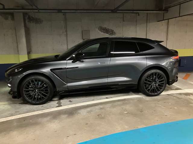 Aston Martin DBX 4