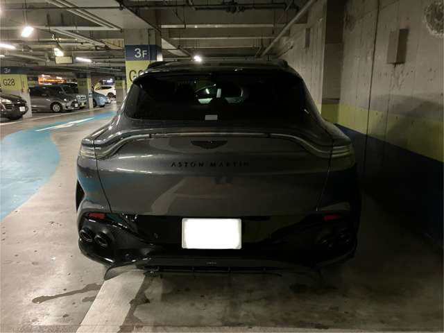 Aston Martin DBX 5