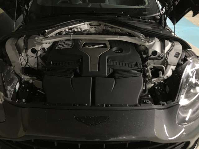 Aston Martin DBX 7