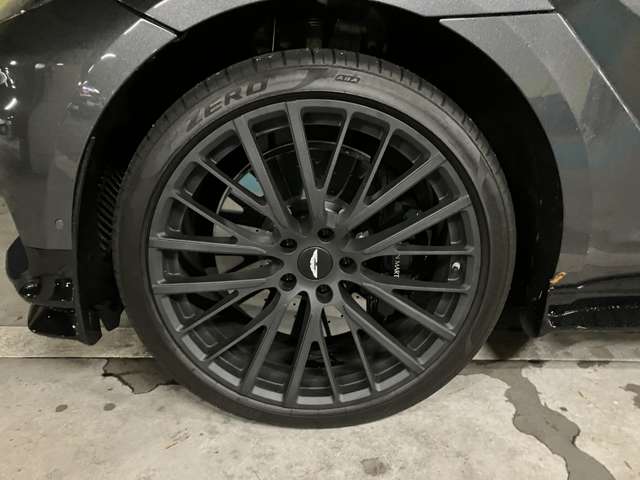 Aston Martin DBX 9
