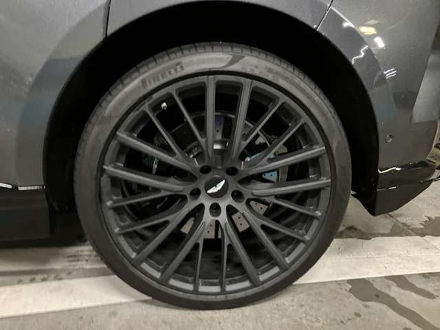 Aston Martin DBX 10