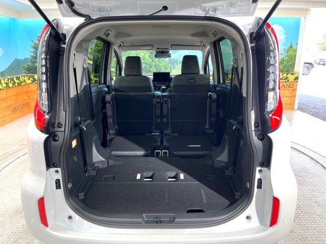 Toyota Sienta 11