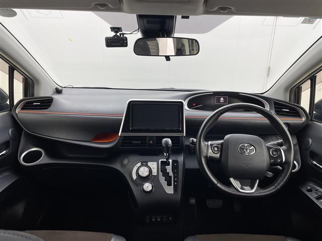 Toyota Sienta 4