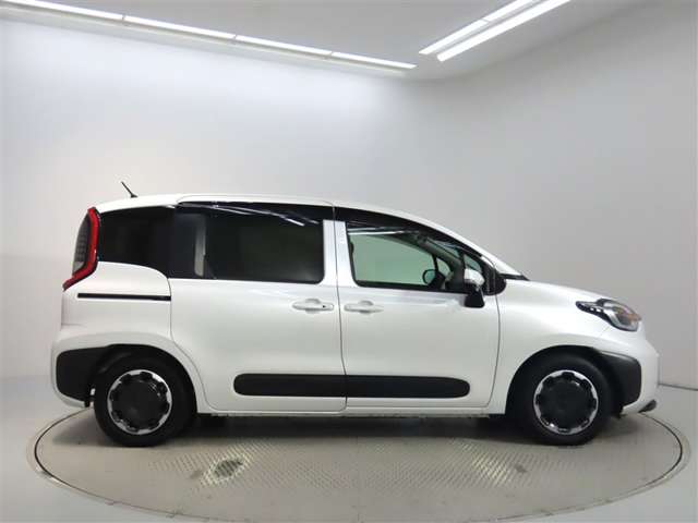 Toyota Sienta 4