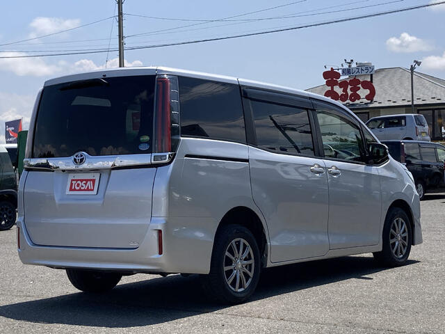 Toyota Noah 5