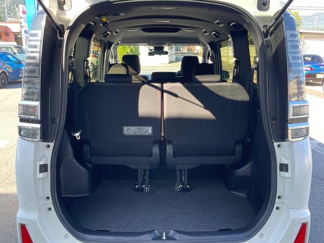 Toyota Voxy 11