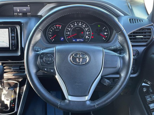 Toyota Voxy 12