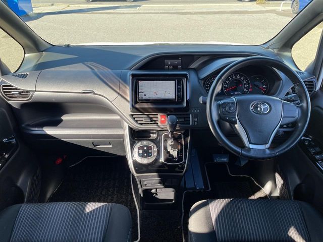 Toyota Voxy 2