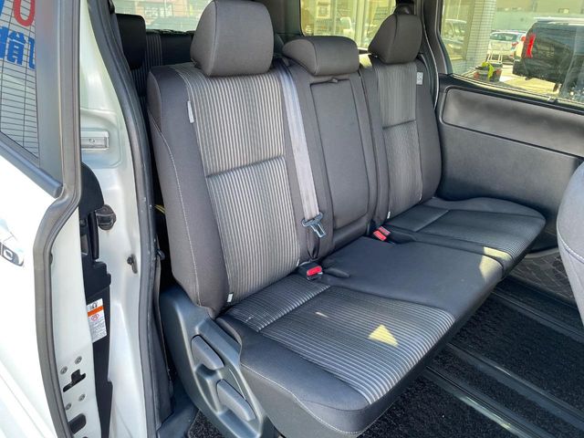 Toyota Voxy 9