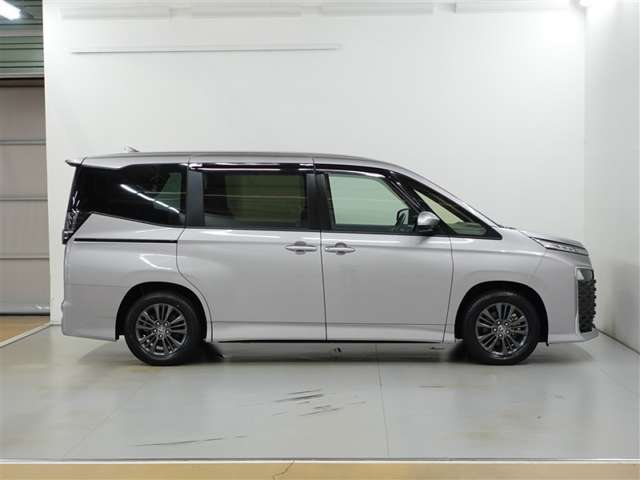 Toyota Voxy 4