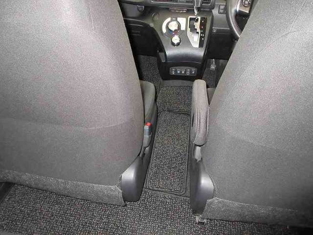 Toyota Sienta 10