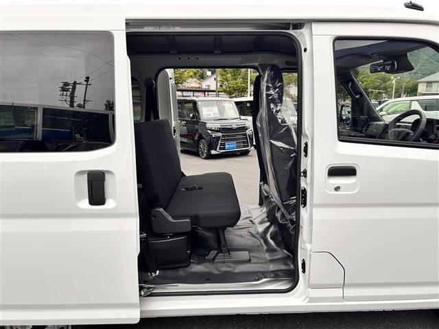 Daihatsu Hijet Cargo 6