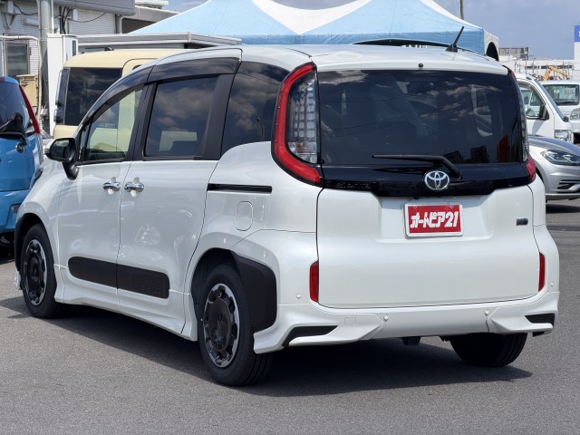 Toyota Sienta 4