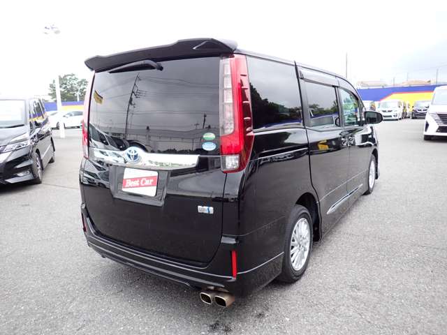 Toyota Noah 4