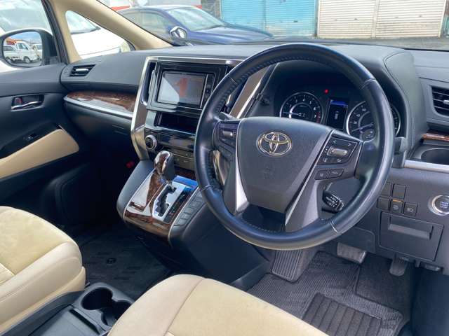 Toyota Alphard 3