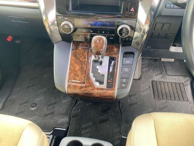 Toyota Alphard 8