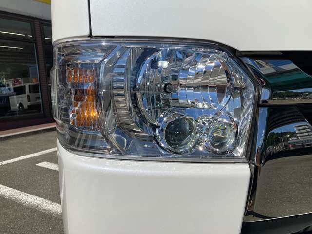 Toyota Hiace Van 4